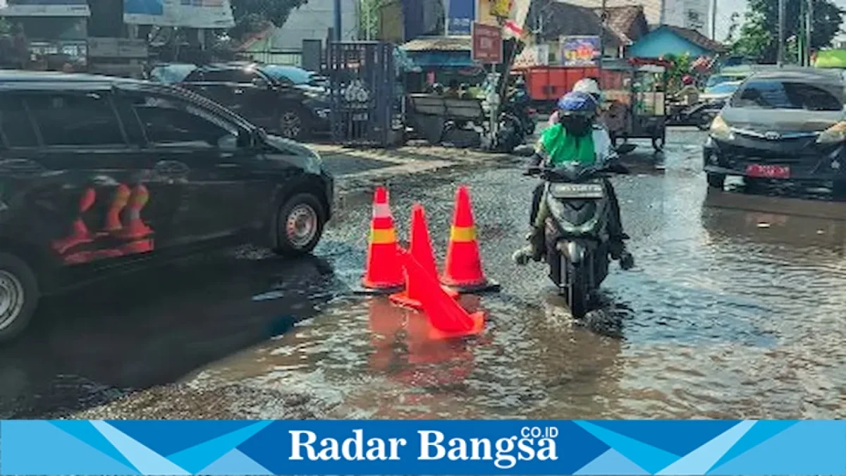 Petugas membongkar badan Jalan Jaksa Agung Suprapto di Simpang Empat Petungasri, Pandaan, setelah gorong-gorong ambles, Rabu (26/8/2026). (Foto Dok Ho/RadarBangsa.co.id)
