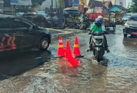 Petugas membongkar badan Jalan Jaksa Agung Suprapto di Simpang Empat Petungasri, Pandaan, setelah gorong-gorong ambles, Rabu (26/8/2026). (Foto Dok Ho/RadarBangsa.co.id)