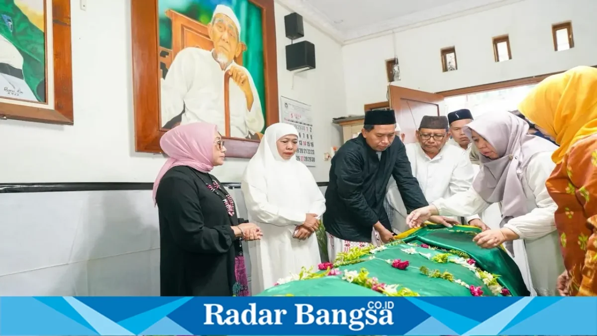 Gubernur Khofifah saat melepas jenazah Hj Fentin Istifa’iyah di Surabaya, Minggu (30/8). (Dok Ho/RadarBangsa.co.id)