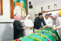 Gubernur Khofifah saat melepas jenazah Hj Fentin Istifa’iyah di Surabaya, Minggu (30/8). (Dok Ho/RadarBangsa.co.id)