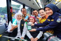 Gubernur Jawa Timur Khofifah Indar Parawansa menyampaikan promo tarif Trans Jatim di Kota Pontianak, Selasa (11/8). (Foto Dok Ho/RadarBangsa.co.id)