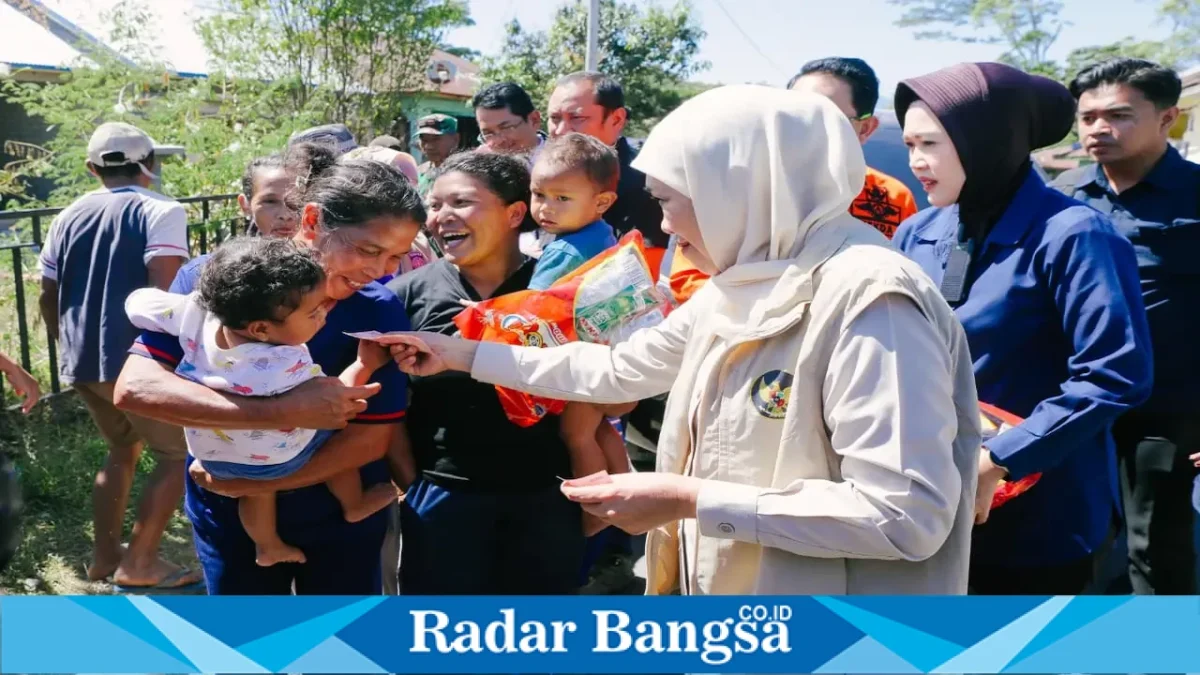 Gubernur Jawa Timur Khofifah Indar Parawansa menyapa warga dan membagikan snack kepada anak-anak saat menuju lokasi pengungsian Benteng Jawa, Manggarai Timur, Senin (24/8). (Foto Dok Ho/RadarBangsa.co.id)