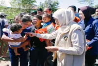 Gubernur Jawa Timur Khofifah Indar Parawansa menyapa warga dan membagikan snack kepada anak-anak saat menuju lokasi pengungsian Benteng Jawa, Manggarai Timur, Senin (24/8). (Foto Dok Ho/RadarBangsa.co.id)