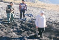 Gubernur Jawa Timur Khofifah Indar Parawansa meninjau penanganan karhutla di kawasan TNBTS, Kabupaten Probolinggo, Jumat (7/8/2026). (Foto Dok Ho/RadarBangsa.co.id)