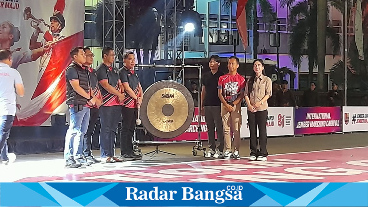 Bupati Jember Gus Fawait saat membuka Night Street Parade Culture IJMC 2026 di depan Pemkab Jember, Sabtu (8/8/2026). (Foto Dok Ho/RadarBangsa.co.id)
