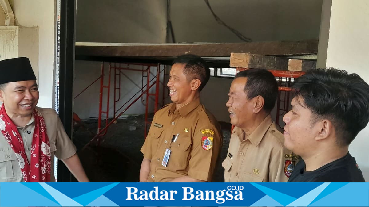 Bupati Jember Gus Fawait meninjau proyek revitalisasi SMPN 7 Jember di Jember, Senin (10/8/2026). (Foto Dok Ho/RadarBangsa.co.id)
