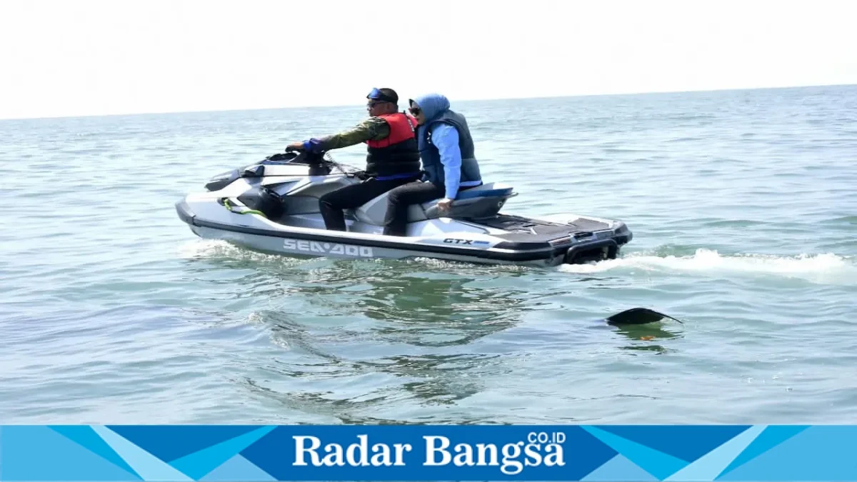 Wakil Bupati Sidoarjo Hj. Mimik Idayana saat meninjau kawasan pesisir Tlocor, Kecamatan Jabon, Kamis (27/8/2026), yang menjadi lokasi kemunculan hiu paus. (Foto Dok Ho/RadarBangsa.co.id)
