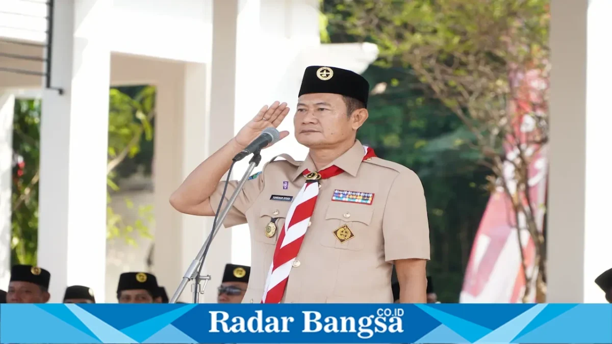 Bupati Lamongan Yuhronur Efendi memimpin apel besar peringatan HUT ke-65 Gerakan Pramuka di Alun-Alun Lamongan, Jumat (14/8). (Foto Dok Ho/RadarBangsa.co.id)