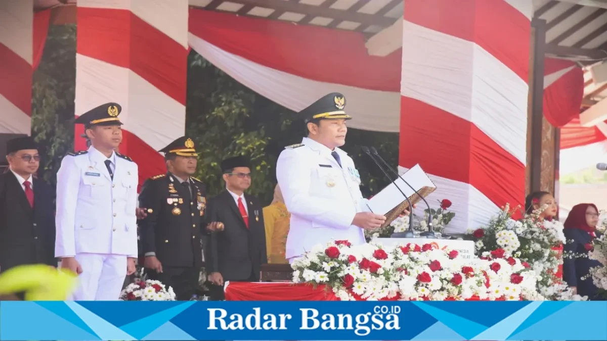 Bupati Sidoarjo Subandi saat memimpin upacara HUT ke-81 RI di Alun-Alun Sidoarjo, Senin (17/8/2026). (Foto Dok Ho/RadarBangsa.co.id)