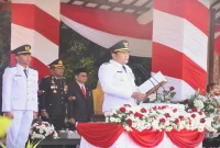 Bupati Sidoarjo Subandi saat memimpin upacara HUT ke-81 RI di Alun-Alun Sidoarjo, Senin (17/8/2026). (Foto Dok Ho/RadarBangsa.co.id)