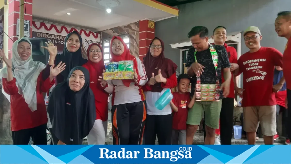Warga mengikuti jalan sehat dalam rangka HUT RI ke-81 di Jalan Sendang Teratai RT 04 RW 08, Sendangguwo, Semarang, Minggu (23/8/2026). (Foto Dok Ho/RadarBangsa.co.id)