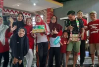 Warga mengikuti jalan sehat dalam rangka HUT RI ke-81 di Jalan Sendang Teratai RT 04 RW 08, Sendangguwo, Semarang, Minggu (23/8/2026). (Foto Dok Ho/RadarBangsa.co.id)