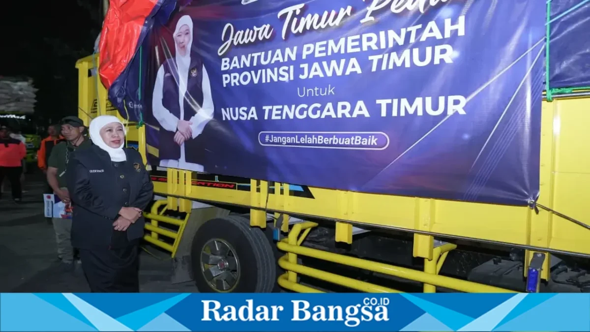 Gubernur Jawa Timur Khofifah Indar Parawansa saat memberikan keterangan terkait dukungan kemanusiaan untuk korban gempa NTT di Surabaya, Senin (17/8/2026). (Foto Dok Ho/RadarBangsa.co.id)