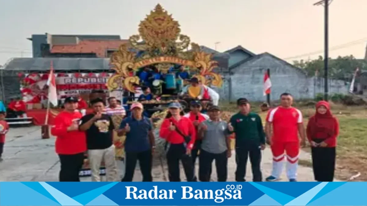 Warga RW 09 Kelurahan Pangeranan, Kecamatan Bangkalan, mengikuti jalan santai memperingati HUT ke-81 Kemerdekaan RI, Minggu (16/8/2026). (Foto Dok Ho/RadarBangsa.co.id)