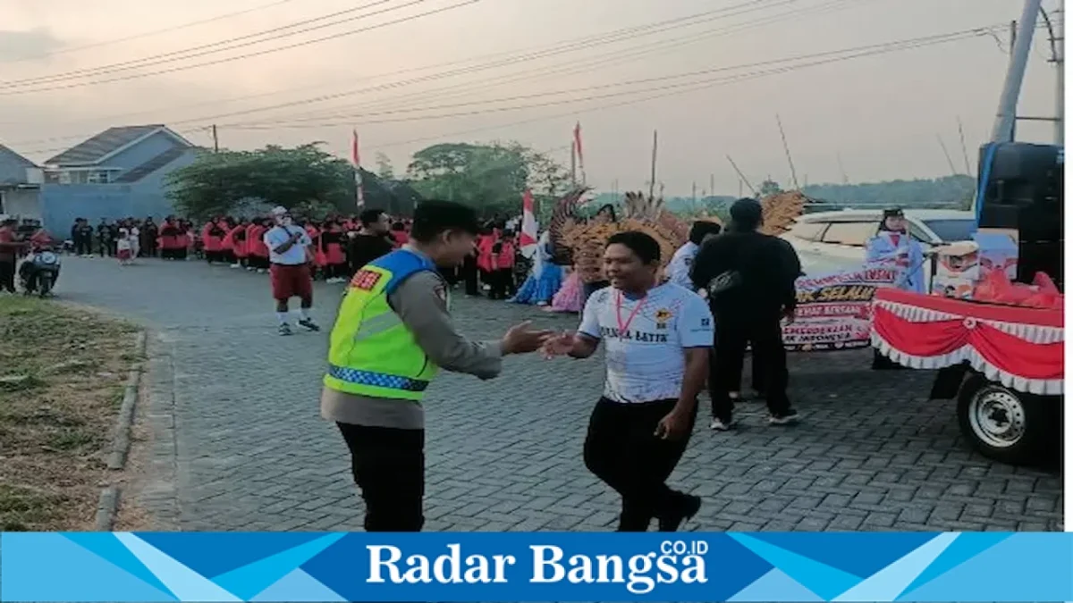 Anggota Polsek Tikung melakukan pengamanan jalan sehat warga GPI Tikung, Lamongan, Minggu (23/8/2026). (Foto Dok Ho/RadarBangsa.co.id)