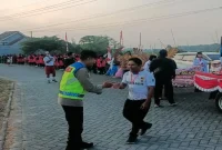Anggota Polsek Tikung melakukan pengamanan jalan sehat warga GPI Tikung, Lamongan, Minggu (23/8/2026). (Foto Dok Ho/RadarBangsa.co.id)