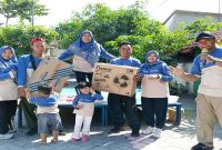 Penyerahan hadiah jalan sehat warga RT 05 RW 15 Muktiharjo Indah, Semarang, Minggu (9/8/2026). (Foto Dok Ho/RadarBangsa.co.id)