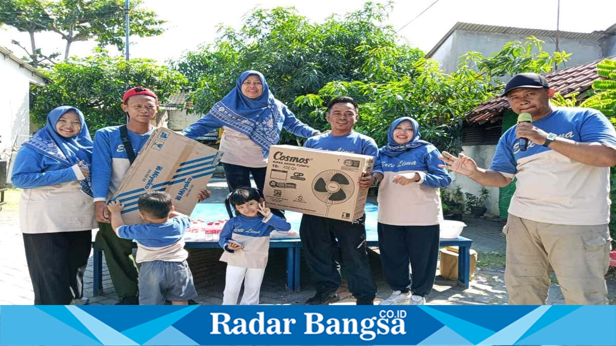 Penyerahan hadiah jalan sehat warga RT 05 RW 15 Muktiharjo Indah, Semarang, Minggu (9/8/2026). (Foto Dok Ho/RadarBangsa.co.id)
