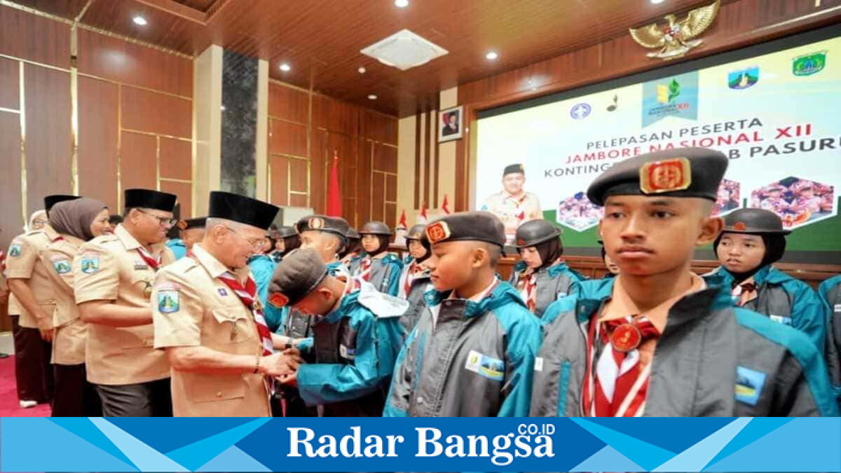 Wakil Bupati Pasuruan sekaligus Ketua Kwarcab Gerakan Pramuka Pasuruan Kak Shobih Asrori saat memberangkatkan kontingen Jamnas XII di Kantor Bupati Pasuruan, Senin (10/8/2026). (Foto Dok Ho/RadarBangsa.co.id)