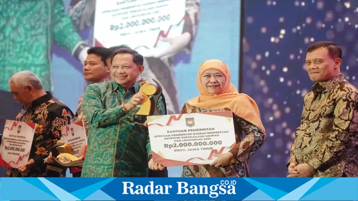 Gubernur Jawa Timur Khofifah Indar Parawansa menerima penghargaan Terbaik I Kategori Pengolahan Sampah dan Lingkungan Asri dari Menteri Dalam Negeri Tito Karnavian di Bali Nusa Dua Convention Center, Badung, Bali, Jumat (28/8). (Foto: Dok Ho/RadarBangsa.co.id)