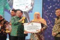 Gubernur Jawa Timur Khofifah Indar Parawansa menerima penghargaan Terbaik I Kategori Pengolahan Sampah dan Lingkungan Asri dari Menteri Dalam Negeri Tito Karnavian di Bali Nusa Dua Convention Center, Badung, Bali, Jumat (28/8). (Foto: Dok Ho/RadarBangsa.co.id)