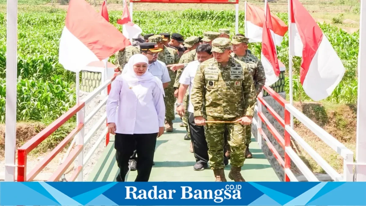 Gubernur Jawa Timur Khofifah Indar Parawansa saat mengikuti peresmian Jembatan Perintis Garuda di Desa Genjeng, Kecamatan Loceret, Kabupaten Nganjuk, Kamis (13/8/2026). (Foto Dok Ho/RadarBangsa.co.id)