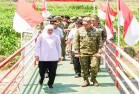 Gubernur Jawa Timur Khofifah Indar Parawansa saat mengikuti peresmian Jembatan Perintis Garuda di Desa Genjeng, Kecamatan Loceret, Kabupaten Nganjuk, Kamis (13/8/2026). (Foto Dok Ho/RadarBangsa.co.id)