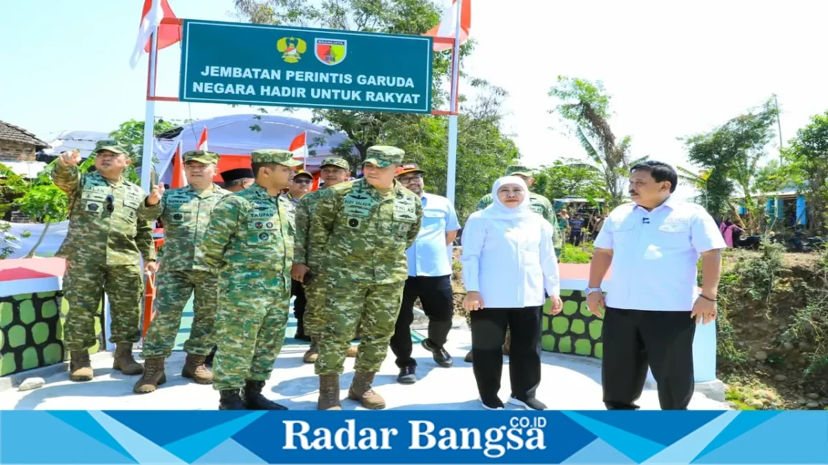 Gubernur Jawa Timur Khofifah Indar Parawansa saat mengikuti peresmian Jembatan Perintis Garuda di Desa Genjeng, Kecamatan Loceret, Kabupaten Nganjuk, Kamis (13/8). (Foto Dok Ho/RadarBangsa.co.id)