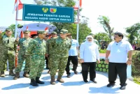 Gubernur Jawa Timur Khofifah Indar Parawansa saat mengikuti peresmian Jembatan Perintis Garuda di Desa Genjeng, Kecamatan Loceret, Kabupaten Nganjuk, Kamis (13/8). (Foto Dok Ho/RadarBangsa.co.id)