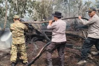 Kapolres Pelalawan AKBP John Louis Letedara bersama Wakil Bupati Pelalawan Husni Thamrin saat memadamkan karhutla di Tanjung Kosik, Desa Teluk Binjai, Kamis (13/8/2026). (Foto Dok Ho/RadarBangsa.co.id)