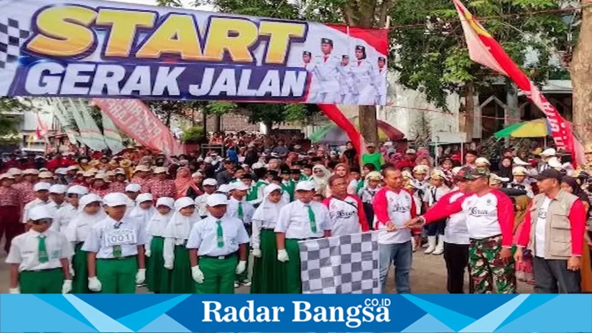 Kapolsek Laren AKP Anang Purwo Widodo bersama Forkopimcam Laren memberangkatkan peserta lomba gerak jalan tingkat SD dan MI se-Kecamatan Laren dalam rangka HUT Ke-81 Kemerdekaan RI, Sabtu (15/8/2026). (Foto Dok Ho/RadarBangsa.co.id)
