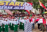 Kapolsek Laren AKP Anang Purwo Widodo bersama Forkopimcam Laren memberangkatkan peserta lomba gerak jalan tingkat SD dan MI se-Kecamatan Laren dalam rangka HUT Ke-81 Kemerdekaan RI, Sabtu (15/8/2026). (Foto Dok Ho/RadarBangsa.co.id)