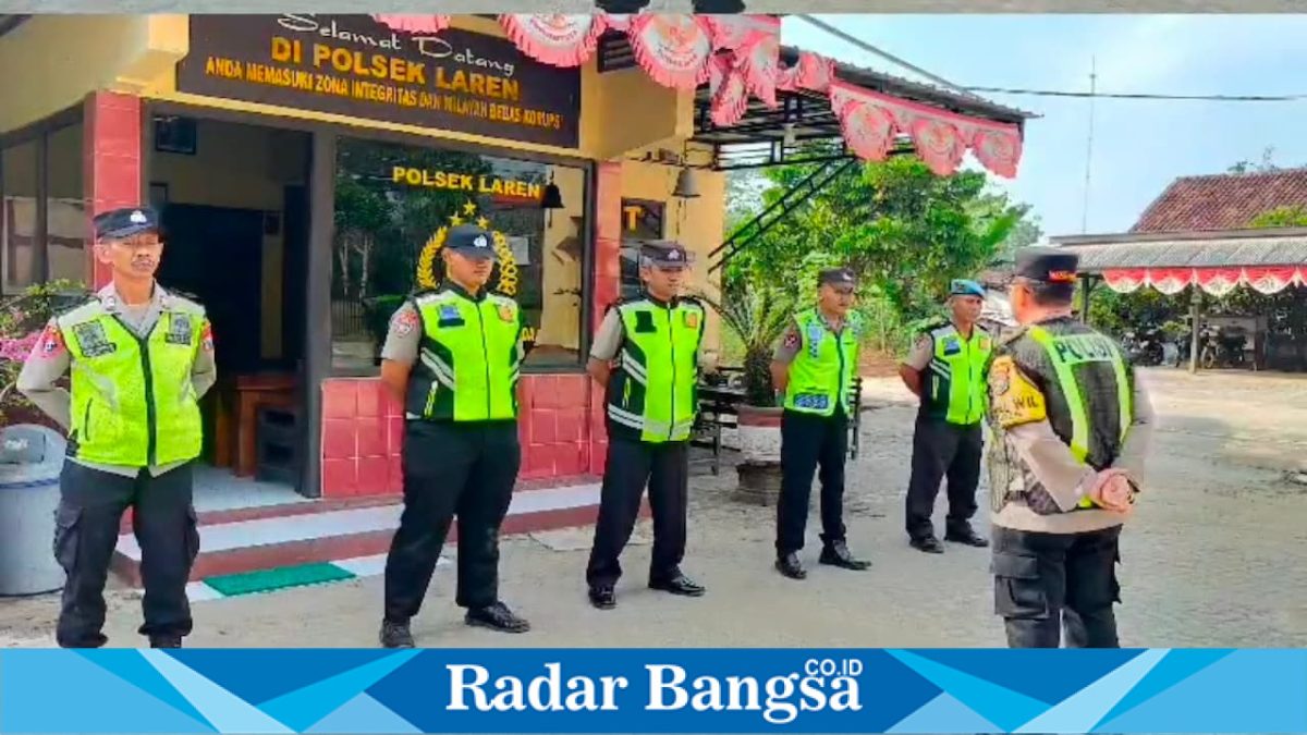Kapolsek Laren AKP Anang Purwo Widodo memimpin apel pagi personel sebelum pelaksanaan Commander Wish Pagi di wilayah Kecamatan Laren, Jumat (14/8/2026). (Foto Dok Ho/RadarBangsa.co.id)