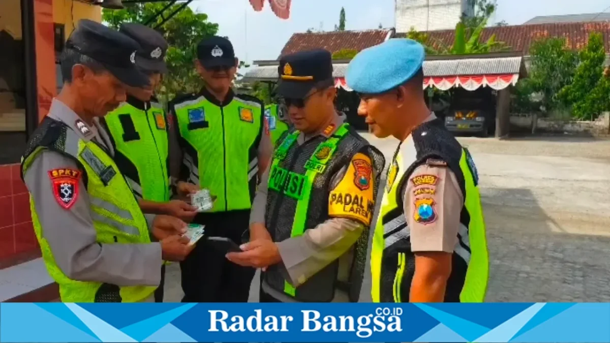 Kapolsek Laren AKP Anang Purwo Widodo memimpin apel pagi yang dilanjutkan pemeriksaan HP, surat-surat, dan sikap tampang anggota di Polsek Laren, Kamis (13/8/2026). (Foto Dok Ho/RadarBangsa.co.id)