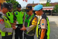 Kapolsek Laren AKP Anang Purwo Widodo memimpin apel pagi yang dilanjutkan pemeriksaan HP, surat-surat, dan sikap tampang anggota di Polsek Laren, Kamis (13/8/2026). (Foto Dok Ho/RadarBangsa.co.id)