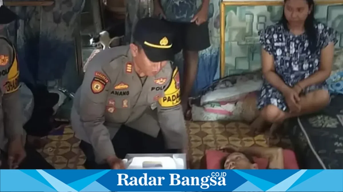 Kapolsek Laren AKP Anang Purwo Wiodo bersama Yayasan Warung Sedekah Lamongan menyerahkan bantuan sosial kepada warga Desa Gampangsejati, Kecamatan Laren, Jumat (28/8/2026). (Foto Dok Ho/RadarBangsa.co.id)