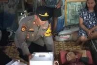 Kapolsek Laren AKP Anang Purwo Wiodo bersama Yayasan Warung Sedekah Lamongan menyerahkan bantuan sosial kepada warga Desa Gampangsejati, Kecamatan Laren, Jumat (28/8/2026). (Foto Dok Ho/RadarBangsa.co.id)