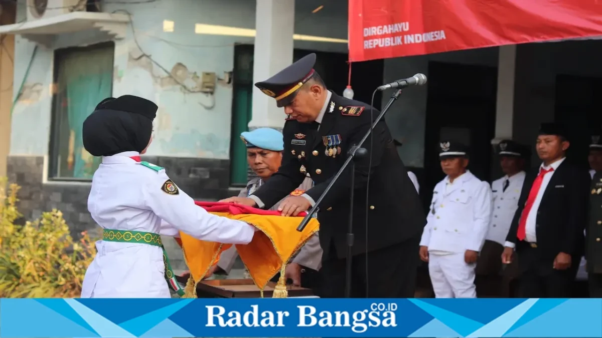 Kapolsek Laren AKP Anang Purwo Widodo saat bertindak sebagai Inspektur Upacara penurunan Bendera Merah Putih di halaman Kantor Kecamatan Laren, Senin (17/8/2026). (Foto Dok Ho/RadarBangsa.co.id)