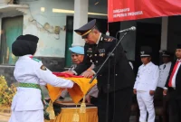 Kapolsek Laren AKP Anang Purwo Widodo saat bertindak sebagai Inspektur Upacara penurunan Bendera Merah Putih di halaman Kantor Kecamatan Laren, Senin (17/8/2026). (Foto Dok Ho/RadarBangsa.co.id)