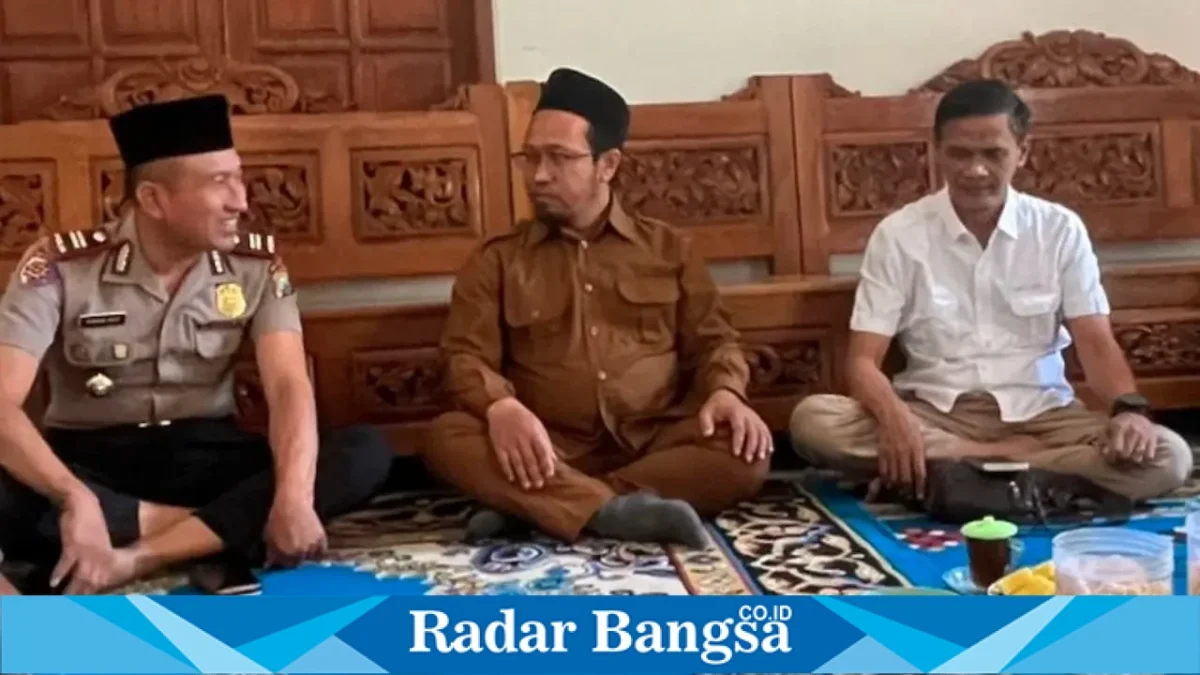 Kapolsek Tikung Iptu Fahrur Rozi saat takziah di Ponpes Al-Futuh, Senin (31/8/2026). (Dok. Ho/RadarBangsa.co.id)