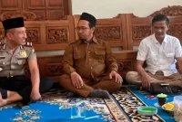 Kapolsek Tikung Iptu Fahrur Rozi saat takziah di Ponpes Al-Futuh, Senin (31/8/2026). (Dok. Ho/RadarBangsa.co.id)