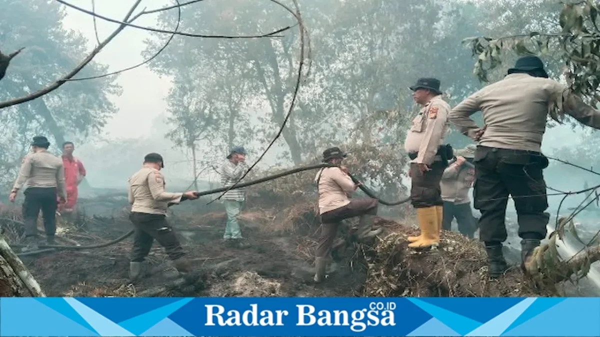 Tim gabungan Polsek Kerumutan bersama RPK, KTPA dan masyarakat melakukan pemadaman karhutla di wilayah Kecamatan Kerumutan, Minggu (16/8/2026). (Foto Dok Ho/RadarBangsa.co.id)
