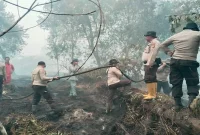 Tim gabungan Polsek Kerumutan bersama RPK, KTPA dan masyarakat melakukan pemadaman karhutla di wilayah Kecamatan Kerumutan, Minggu (16/8/2026). (Foto Dok Ho/RadarBangsa.co.id)