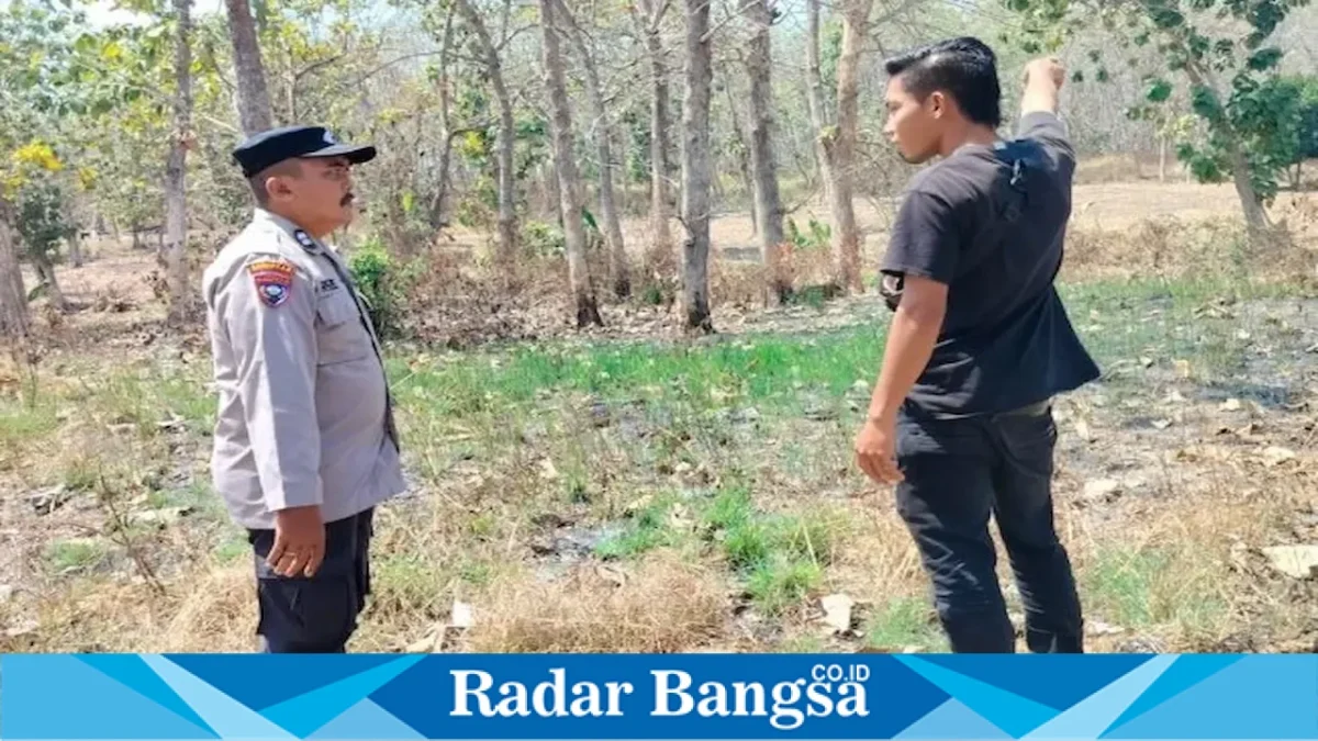 Anggota Polsek Laren saat melakukan patroli kawasan hutan dan memberikan imbauan pencegahan karhutla, Selasa (25/8/2026). (Foto Dok Ho/RadarBangsa.co.id)