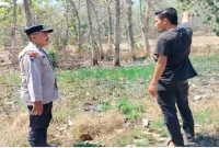 Anggota Polsek Laren saat melakukan patroli kawasan hutan dan memberikan imbauan pencegahan karhutla, Selasa (25/8/2026). (Foto Dok Ho/RadarBangsa.co.id)