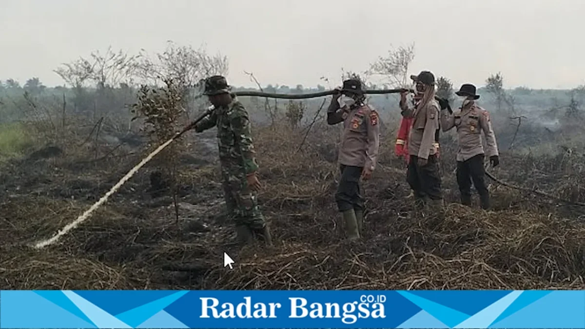 Personel gabungan saat melakukan pendinginan karhutla di Pangkalan Kerinci, Sabtu (29/8). (Dok Ho/RadarBangsa.co.id)