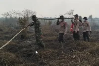 Personel gabungan saat melakukan pendinginan karhutla di Pangkalan Kerinci, Sabtu (29/8). (Dok Ho/RadarBangsa.co.id)