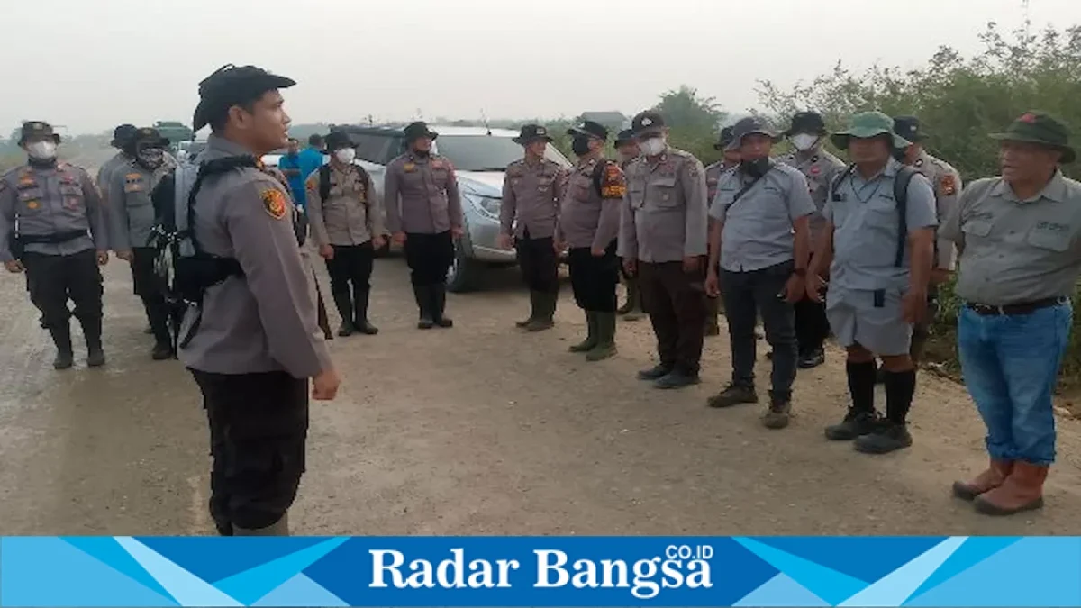 Pemadaman dan pendinginan karhutla di Desa Rantau Baru, Kecamatan Pangkalan Kerinci, Senin (24/8/2026). (Foto Dok Ho/RadarBangsa.co.id)