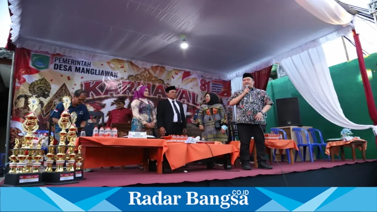 Sekda Kabupaten Malang saat menghadiri Karnaval Budaya Mangliawan di Kecamatan Pakis, Minggu (30/8). (Dok Ho/RadarBangsa.co.id)