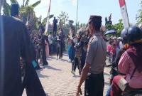 Pengamanan karnaval HUT RI di Desa Gelap, Lamongan, Senin (31/8/2026). (Dok Ho/RadarBangsa.co.id)